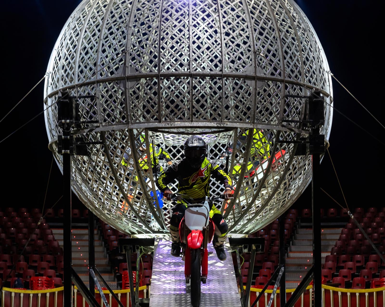 Motoristas dentro de la esfera de la muerte en El Circo Rebelde de Navidad